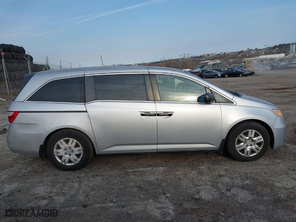 2013 Honda Odyssey LX with VIN 5FNRL5H22DB028827, listed as a IAAI auction lot 41775121 with 211,205 mi miles. Bid and sale history available at carsss.com. Image 13.