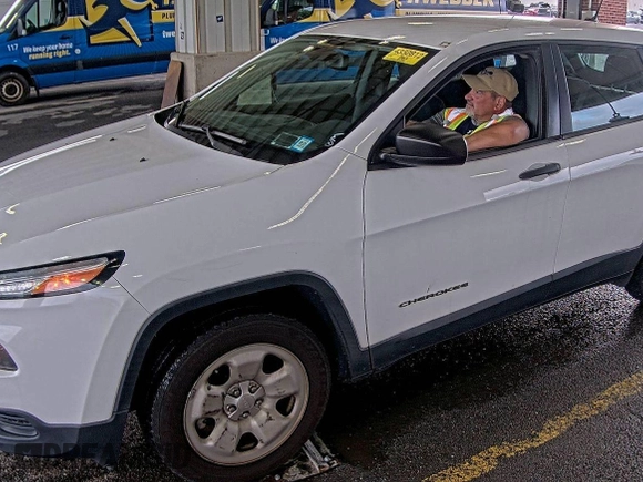 2017 Jeep Cherokee Sport with VIN 1C4PJLABXHW660505, listed as a IAAI auction lot 42680671 with 98,907 mi miles and . Bid and sale history available at DreamBid. Image 15.