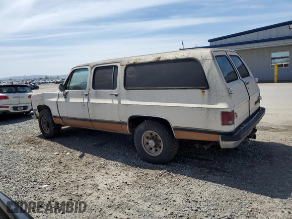 1989 Chevrolet Suburban z VIN 1GNGR26N6KF150544, wystawiony jako Copart lot #50469335 z przebiegiem 21 480 mil mil oraz Czysty tytuł • Clean title. Historia ofert i sprzedaży dostępna na DreamBid. Obrazek 2.