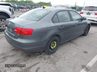 2014 Volkswagen Jetta SE z VIN 3VWD17AJ3EM225383, wystawiony jako IAAI lot #42172006 z przebiegiem 129 198 mil mil oraz . Historia ofert i sprzedaży dostępna na DreamBid. Obrazek 4.