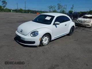 2015 Volkswagen Beetle Fleet Edition z VIN 3VWF17AT0FM655321, wystawiony jako IAAI lot #42386548 z przebiegiem 120 215 mil mil oraz . Historia ofert i sprzedaży dostępna na DreamBid. Obrazek 17.