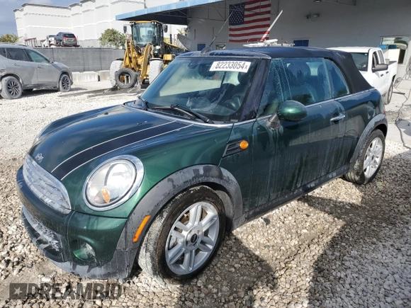 2015 MINI Convertible z VIN WMWZN3C5XFT861708, wystawiony jako Copart lot #82233054 z przebiegiem 38 498 mil mil oraz Czysty tytuł • Clean title. Historia ofert i sprzedaży dostępna na DreamBid. Obrazek 1.