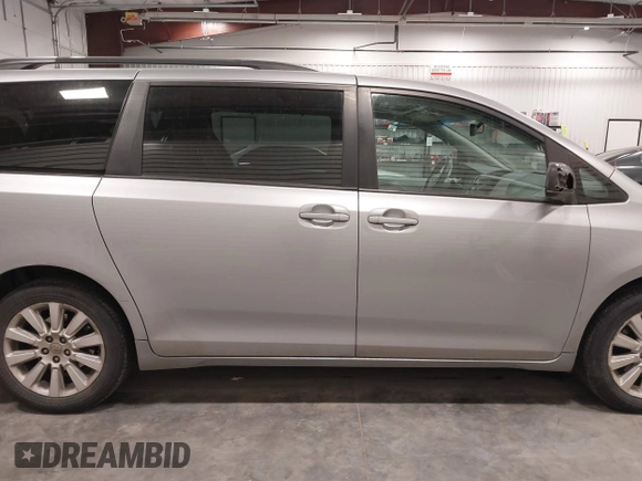 2011 Toyota Sienna XLE z VIN 5TDDK3DC4BS003792, wystawiony jako IAAI lot #41762481 z przebiegiem 201 051 mil mil oraz . Historia ofert i sprzedaży dostępna na DreamBid. Obrazek 13.