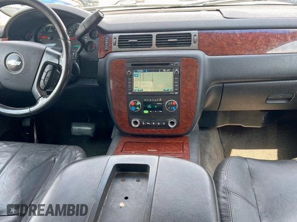 2008 Chevrolet Suburban LTZ with VIN 1GNFC16018R193868, listed as a Copart auction lot 50950405 with 193,219 mi miles and Clean title. Bid and sale history available at DreamBid. Image 9.