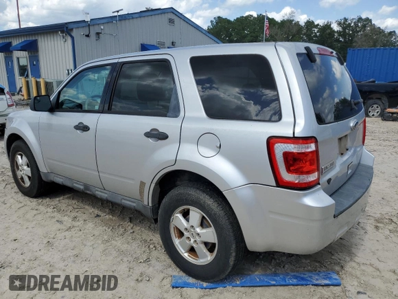 2010 Ford Escape XLS z VIN 1FMCU0C77AKC97179, wystawiony jako Copart lot #64385055 z przebiegiem 164 525 mil mil oraz Czysty tytuł • Clean title. Historia ofert i sprzedaży dostępna na DreamBid. Obrazek 2.
