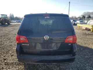 2014 Volkswagen Routan SE with VIN 2C4RVABG1ER134831, listed as a Copart auction lot 84247044 with 111,982 mi miles and Non repairable. Bid and sale history available at DreamBid. Image 6.