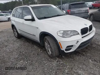 2013 BMW X5 xDrive35i z VIN 5UXZV4C53D0G52853, wystawiony jako IAAI lot #42448996 z przebiegiem 161 320 mil mil oraz . Historia ofert i sprzedaży dostępna na DreamBid. Obrazek 1.
