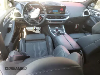 2023 BMW XM z VIN 5YM23CS04P9S41474, wystawiony jako Copart lot #64112444 z przebiegiem 13 109 mil mil oraz Szkody całkowita. Historia ofert i sprzedaży dostępna na DreamBid. Obrazek 8.