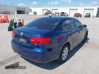 2014 Volkswagen Jetta SE z VIN 3VWD17AJ9EM402714, wystawiony jako IAAI lot #42088715 z przebiegiem 115 291 mil mil oraz . Historia ofert i sprzedaży dostępna na DreamBid. Obrazek 4.