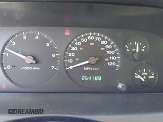 2002 Jeep Grand Cherokee z VIN 1J4GX38S32C238339, wystawiony jako IAAI lot #42653341 z przebiegiem 264 189 mil mil oraz . Historia ofert i sprzedaży dostępna na DreamBid. Obrazek 7.