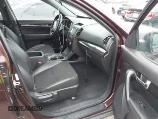 2012 Kia Sorento EX z VIN 5XYKU3A63CG306285, wystawiony jako IAAI lot #42166617 z przebiegiem 215 132 mil mil oraz . Historia ofert i sprzedaży dostępna na DreamBid. Obrazek 5.
