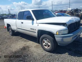 1998 Dodge 1500 z VIN 3B7HF13Z6WG212696, wystawiony jako IAAI lot #42286685 z przebiegiem 183 081 mil mil oraz . Historia ofert i sprzedaży dostępna na DreamBid. Obrazek 1.