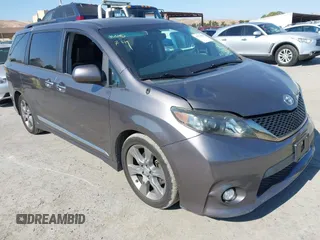 2013 Toyota Sienna SE z VIN 5TDXK3DC2DS352630, wystawiony jako IAAI lot #42734475 z przebiegiem 134 467 mil mil oraz . Historia ofert i sprzedaży dostępna na DreamBid. Obrazek 1.