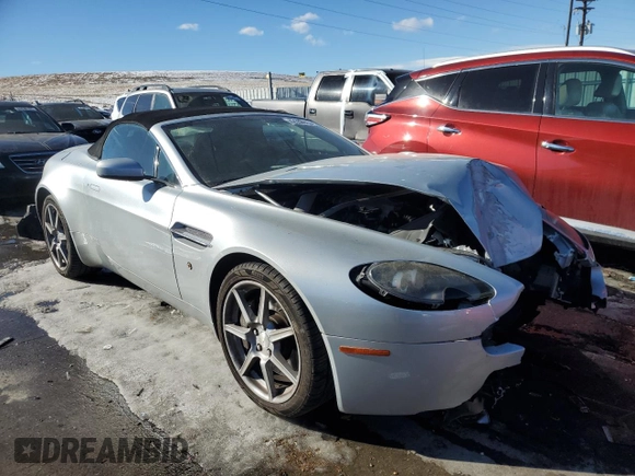 2008 Aston Martin Vantage z VIN SCFBF04B18GD08286, wystawiony jako Copart lot #42556915 z przebiegiem 24 881 mil mil oraz Szkoda całkowita • Salvage title. Historia ofert i sprzedaży dostępna na DreamBid. Obrazek 4.