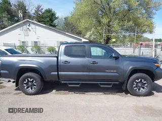 2022 Toyota Tacoma SR5 z VIN 3TMDZ5BN7NM140340, wystawiony jako IAAI lot #42060227 z przebiegiem 25 992 mil mil oraz . Historia ofert i sprzedaży dostępna na DreamBid. Obrazek 14.