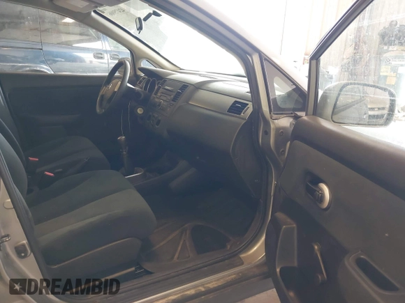 2010 Nissan Versa S z VIN 3N1BC1CP2AL390914, wystawiony jako IAAI lot #42475906 z przebiegiem 124 700 mil mil oraz . Historia ofert i sprzedaży dostępna na DreamBid. Obrazek 5.