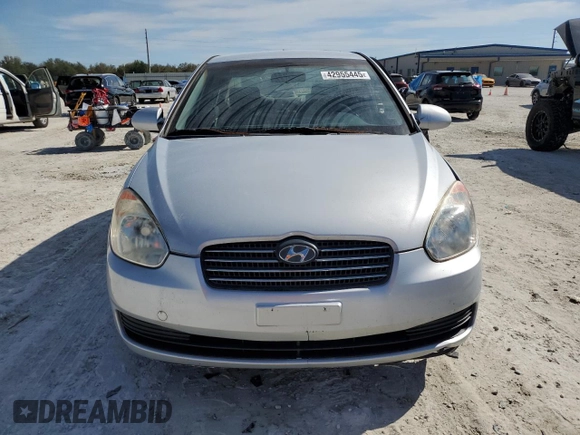 2007 Hyundai Accent GL z VIN KMHCN45C77U073194, wystawiony jako Copart lot #42955445 z przebiegiem 248 364 mil mil oraz Nie do naprawy • Non repairable. Historia ofert i sprzedaży dostępna na DreamBid. Obrazek 5.