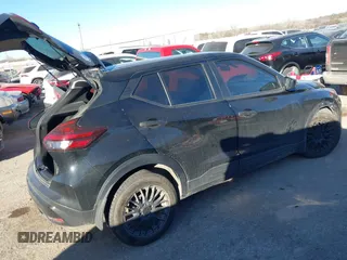 2022 Nissan Kicks S z VIN 3N1CP5BV8NL515288, wystawiony jako IAAI lot #41691806 z przebiegiem 66 626 mil mil oraz . Historia ofert i sprzedaży dostępna na DreamBid. Obrazek 4.