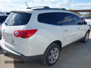 2011 Chevrolet Traverse 1LT z VIN 1GNKRGED1BJ288778, wystawiony jako IAAI lot #42064961 z przebiegiem 229 685 mil mil oraz . Historia ofert i sprzedaży dostępna na DreamBid. Obrazek 4.