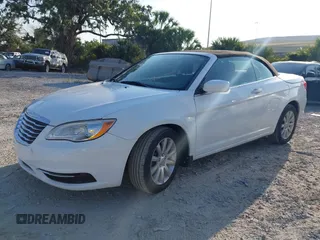 2012 Chrysler 200 Touring z VIN 1C3BCBEB2CN139225, wystawiony jako IAAI lot #42214609 z przebiegiem 101 516 mil mil oraz . Historia ofert i sprzedaży dostępna na DreamBid. Obrazek 2.