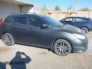 2009 Toyota Matrix S z VIN 2T1LE40E09C006482, wystawiony jako IAAI lot #42624578 z przebiegiem 163 224 mil mil oraz . Historia ofert i sprzedaży dostępna na DreamBid. Obrazek 13.