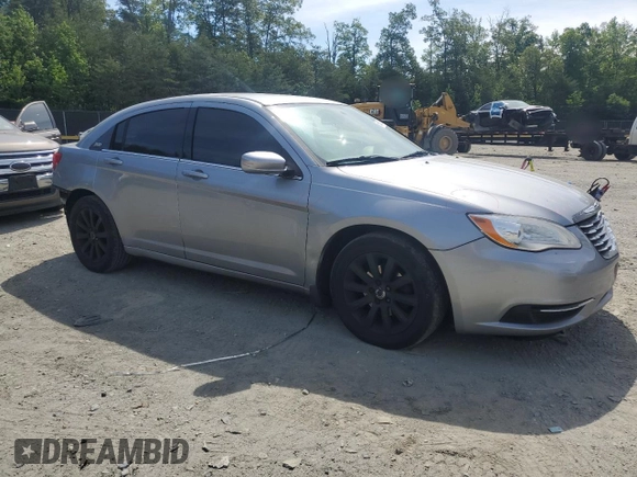2014 Chrysler 200 Touring z VIN 1C3CCBBG5EN115279, wystawiony jako Copart lot #56313905 z przebiegiem 173 813 mil mil oraz Szkody całkowita. Historia ofert i sprzedaży dostępna na DreamBid. Obrazek 4.