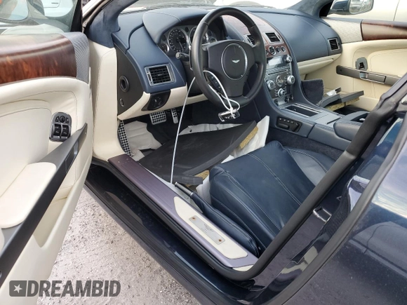2009 Aston Martin DB9 z VIN SCFAD01E79GA12139, wystawiony jako Copart lot #76241164 z przebiegiem Nie podano mil oraz Szkody całkowita. Historia ofert i sprzedaży dostępna na DreamBid. Obrazek 8.