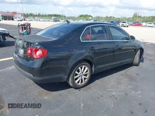 2010 Volkswagen Jetta Limited Edition z VIN 3VWRX7AJ4AM054934, wystawiony jako IAAI lot #42539609 z przebiegiem 245 048 mil mil oraz . Historia ofert i sprzedaży dostępna na DreamBid. Obrazek 4.