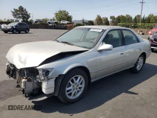 2000 Toyota Camry LE z VIN JT2BF28K5Y0261315, wystawiony jako Copart lot #59607935 z przebiegiem 87 184 mil mil oraz Szkoda całkowita • Salvage title. Historia ofert i sprzedaży dostępna na DreamBid. Obrazek 1.