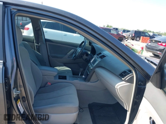 2008 Toyota Camry LE z VIN 4T1BE46K28U770940, wystawiony jako IAAI lot #42229006 z przebiegiem 184 667 mil mil oraz . Historia ofert i sprzedaży dostępna na DreamBid. Obrazek 5.