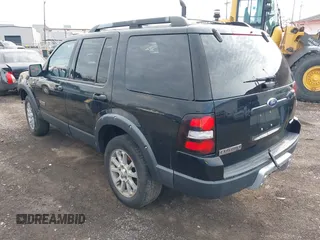 2008 Ford Explorer XLT z VIN 1FMEU73848UA88460, wystawiony jako IAAI lot #42101787 z przebiegiem 202 357 mil mil oraz . Historia ofert i sprzedaży dostępna na DreamBid. Obrazek 3.
