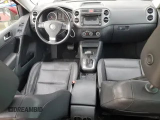 2010 Volkswagen Tiguan S z VIN WVGAV7AX4AW003844, wystawiony jako Copart lot #57877965 z przebiegiem 120 783 mil mil oraz Tytuł czysty. Historia ofert i sprzedaży dostępna na DreamBid. Obrazek 8.