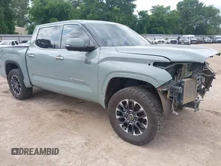 2022 Toyota Tundra Limited z VIN 5TFJA5DB9NX015248, wystawiony jako IAAI lot #42124212 z przebiegiem 56 930 mil mil oraz . Historia ofert i sprzedaży dostępna na DreamBid. Obrazek 1.