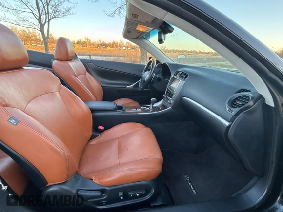 2011 Lexus IS 250 C z VIN JTHFF2C2XB2518852, wystawiony jako Copart lot #49009825 z przebiegiem 163 567 mil mil oraz Czysty tytuł • Clean title. Historia ofert i sprzedaży dostępna na DreamBid. Obrazek 5.