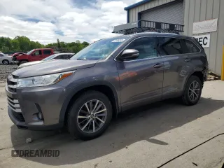 2018 Toyota Highlander SE z VIN 5TDJZRFH7JS905717, wystawiony jako Copart lot #57496205 z przebiegiem 84 004 mil mil oraz Szkoda całkowita • Salvage title. Historia ofert i sprzedaży dostępna na DreamBid. Obrazek 1.