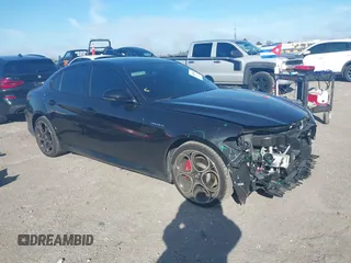 2022 Alfa Romeo Giulia Veloce with VIN ZARFAMBN3N7666099, listed as a IAAI auction lot 41185602 with 31,527 mi miles. Bid and sale history available at carsss.com. Image 1.