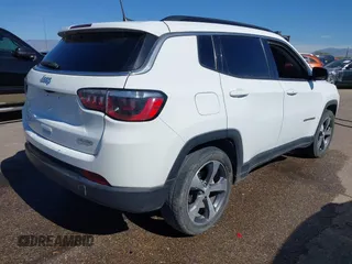 2022 Jeep Compass Latitude with VIN 3C4NJCBB3NT202358, listed as a IAAI auction lot 40755276 with 24,073 mi miles and . Bid and sale history available at carsss.com. Image 4.