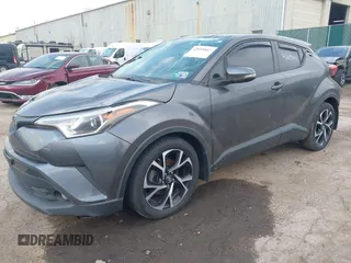 2018 Toyota C-HR XLE z VIN NMTKHMBX3JR009064, wystawiony jako IAAI lot #42095817 z przebiegiem 105 467 mil mil oraz . Historia ofert i sprzedaży dostępna na DreamBid. Obrazek 2.