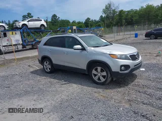 2013 Kia Sorento EX z VIN 5XYKU4A26DG411293, wystawiony jako IAAI lot #42547801 z przebiegiem 168 339 mil mil oraz . Historia ofert i sprzedaży dostępna na DreamBid. Obrazek 1.