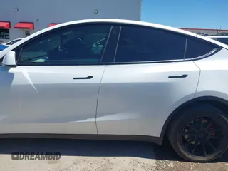 2022 Tesla Model Y Long Range z VIN 7SAYGDEE3NF426481, wystawiony jako IAAI lot #42076729 z przebiegiem 21 648 mil mil oraz . Historia ofert i sprzedaży dostępna na DreamBid. Obrazek 14.