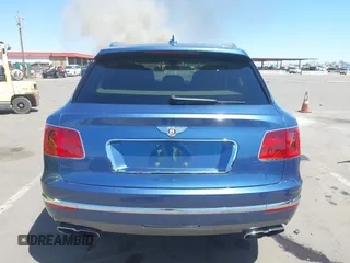 2019 Bentley Bentayga V8 z VIN SJAAM2ZVXKC026160, wystawiony jako IAAI lot #42131132 z przebiegiem 38 512 mil mil oraz . Historia ofert i sprzedaży dostępna na DreamBid. Obrazek 17.