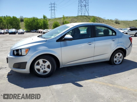 2016 Chevrolet Sonic LS z VIN 1G1JA5SH2G4101568, wystawiony jako Copart lot #57529175 z przebiegiem 56 780 mil mil oraz Szkoda całkowita • Salvage title. Historia ofert i sprzedaży dostępna na DreamBid. Obrazek 1.