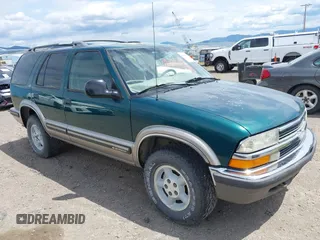 1998 Chevrolet Blazer LS z VIN 1GNDT13W8W2164101, wystawiony jako IAAI lot #42385368 z przebiegiem 175 584 mil mil oraz . Historia ofert i sprzedaży dostępna na DreamBid. Obrazek 1.