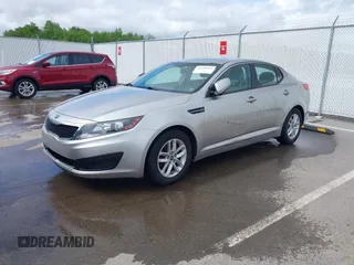 2011 Kia Optima LX z VIN KNAGM4A7XB5133891, wystawiony jako IAAI lot #42166235 z przebiegiem 129 969 mil mil oraz . Historia ofert i sprzedaży dostępna na DreamBid. Obrazek 2.