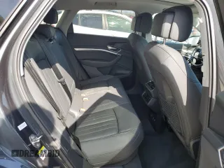 2019 Audi e-tron Premium Plus z VIN WA1LAAGEXKB015138, wystawiony jako Copart lot #48853815 z przebiegiem 35 816 mil mil oraz Szkody całkowita. Historia ofert i sprzedaży dostępna na DreamBid. Obrazek 11.