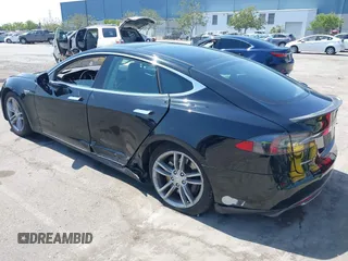 2013 Tesla Model S Performance z VIN 5YJSA1CP6DFP08779, wystawiony jako IAAI lot #42172960 z przebiegiem 136 450 mil mil oraz . Historia ofert i sprzedaży dostępna na DreamBid. Obrazek 3.