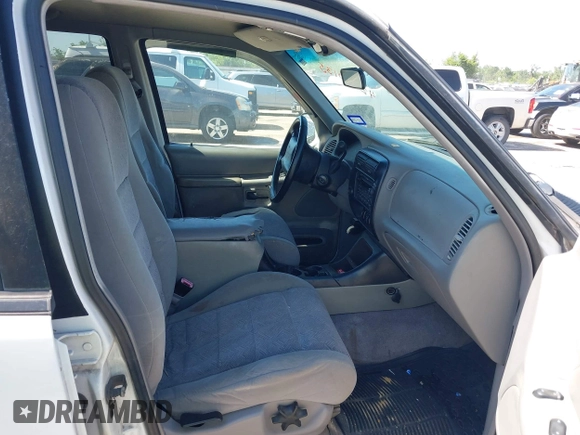 2000 Ford Explorer XLT z VIN 1FMZU63E7YZA06774, wystawiony jako IAAI lot #42240135 z przebiegiem 329 219 mil mil oraz . Historia ofert i sprzedaży dostępna na DreamBid. Obrazek 5.