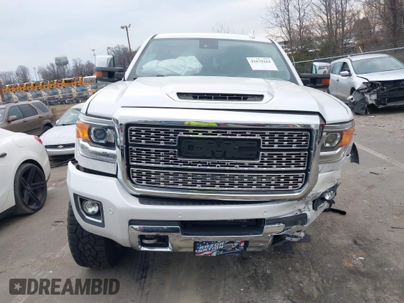 2018 GMC Sierra 2500HD Denali z VIN 1GT12UEY3JF229968, wystawiony jako IAAI lot #41679262 z przebiegiem 126 946 mil mil oraz . Historia ofert i sprzedaży dostępna na DreamBid. Obrazek 12.