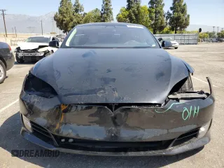 2017 Tesla Model S 100D z VIN 5YJSA1E28HF190858, wystawiony jako Copart lot #60690695 z przebiegiem 73 046 mil mil oraz Szkoda całkowita • Salvage title. Historia ofert i sprzedaży dostępna na DreamBid. Obrazek 5.