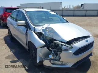 2016 Ford Focus SE z VIN 1FADP3F24GL225821, wystawiony jako IAAI lot #42202213 z przebiegiem 127 417 mil mil oraz . Historia ofert i sprzedaży dostępna na DreamBid. Obrazek 1.